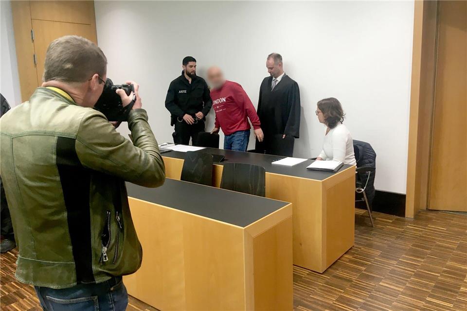 Weil er einen Priester mit Nacktfotos des Geistlichen erpresst hatte, ist der Angeklagte (Mitte) zu einer Haftstrafe auf Bewährung verurteilt worden.Florian Kapfer/dpa