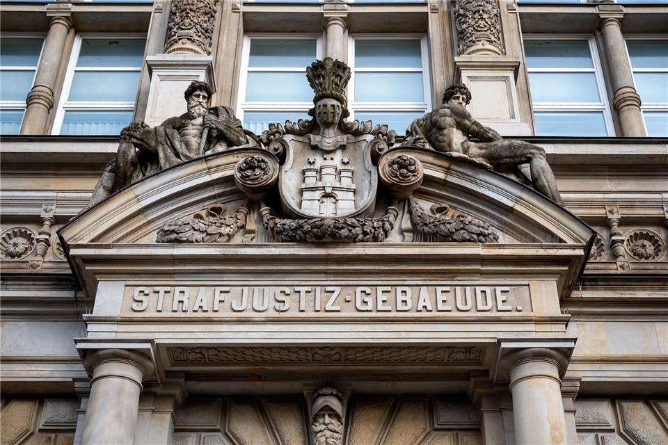 Weil er im Streit in einer Kleingartenanlage einen Bekannten mit einem Messer tödlich verletzt hatte, muss ein 42-jähriger Deutscher für fünf Jahre und acht Monate ins Gefängnis. (Archivbild)Daniel Bockwoldt/dpa