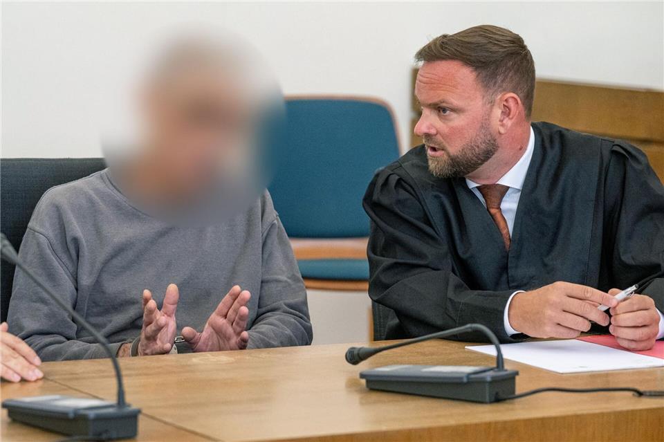 Weil er mit seinem Auto unter anderem auf seine Ex-Partnerin zugefahren ist, ist der Mann zu acht Jahren Gefängnis verurteilt worden. Das Urteil ist nicht rechtskräftig.Armin Weigel/dpa