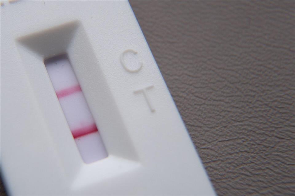 Weil er nicht gemachte Corona-Tests im Umfang von etwa 220.000 Euro abgerechnet hat, ist ein Angeklagter in Augsburg zu einer Bewährungsstrafe verurteilt worden. (Symbolbild)Sebastian Gollnow/dpa