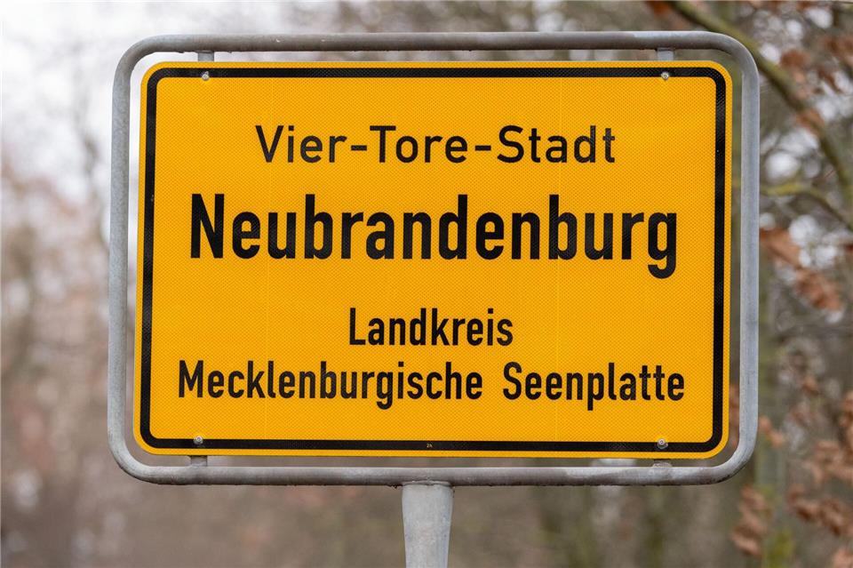 Weil es auf den Straßen extrem glatt ist, fahren in Neubrandenburg keine Busse. (Archivbild)Stefan Sauer/dpa