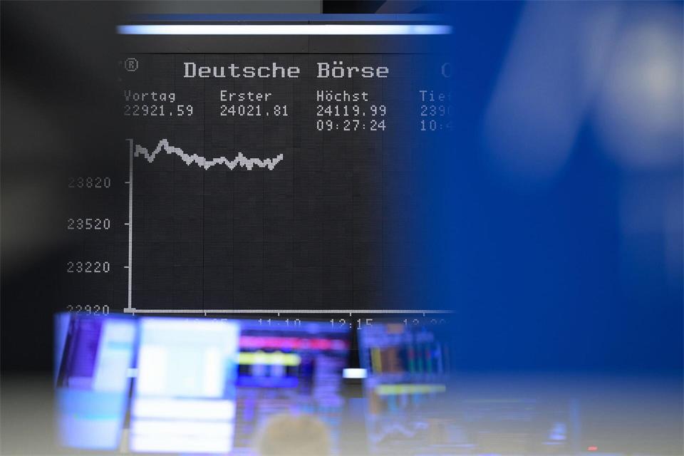 Weil es bei der gesetzlichen Rente eng wird, sollen die Menschen selbst über die Börse fürs Alter vorsorgen. (Symbolbild)Hannes P. Albert/dpa