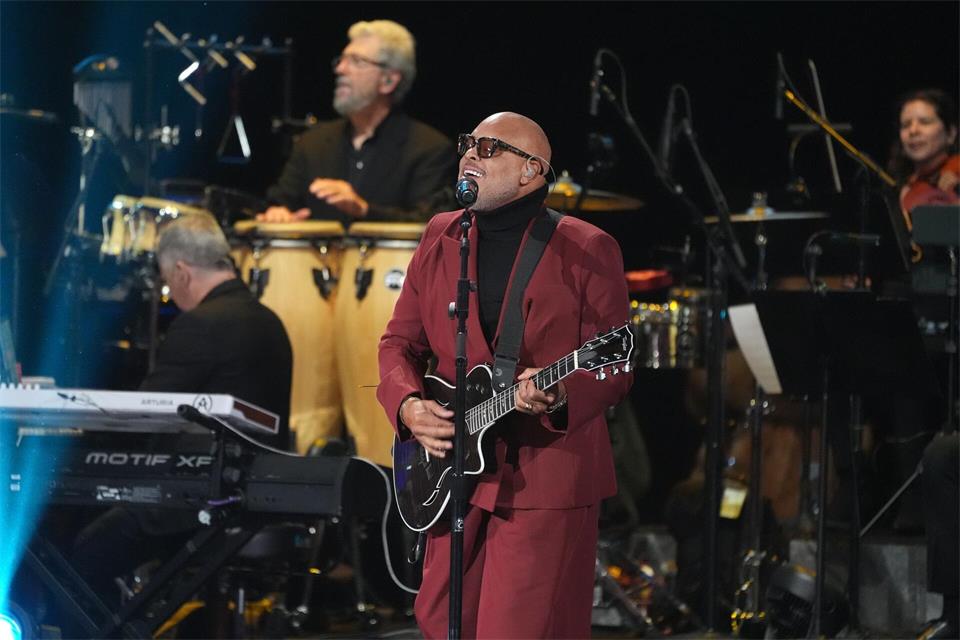 Weil es bei früheren Auftritten Solidaritätsbekundungen für Israel gab, darf der US-Gospelmusiker Israel Houghton Ende Oktober nicht in Indonesien auftreten. (Archivbild)Chris Pizzello/Invision/dpa