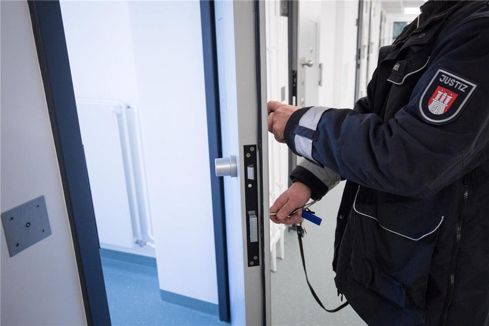 Weil es in Hamburg zu wenig Plätze im Maßregelvollzug gibt, müssen einige psychisch kranke Straftäter in der Untersuchungshaftanstalt untergebracht werden. (Archivbild)Christian Charisius/dpa