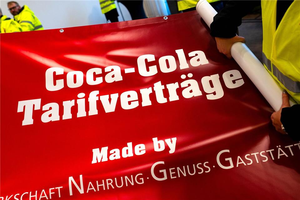 Warnstreik bei Coca-Cola in Bad Neuenahr-Ahrweiler  Weil es in der Tarifrunde mit dem Getränkekonzern hakt, rief die NGG schon in Norddeutschland zum Ausstand auf. Jetzt haben auch Mitarbeitende in Bad Neuenahr-Ahrweiler ihre Arbeit niedergelegt. (Archivbild)Sina Schuldt/dpa