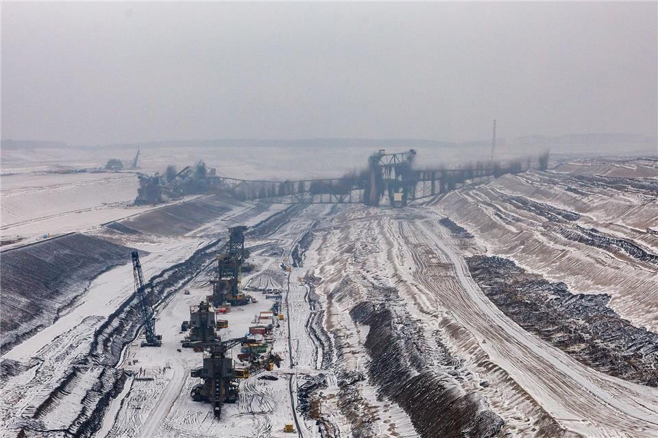 Weil hier keine Kohle mehr abgebaut wird, wird die riesige Maschine, die Förderbrücke F60, gesprengt.Andreas Gebhard/dpa