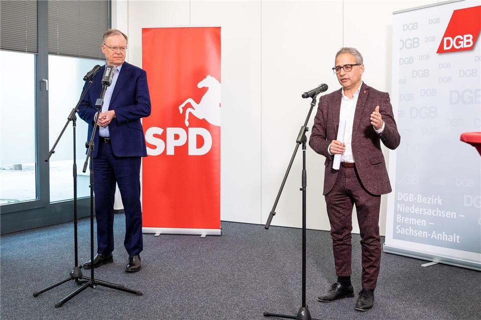 DGB-Bezirkschef Payandeh: Ein falscher Zug, ein neues Leben Weil (l) sagt, über die Jahre sei Payandeh zu einem Freund geworden. (Archivbild)Moritz Frankenberg/dpa