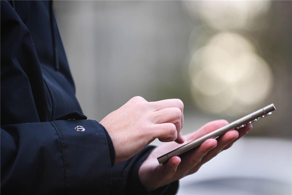 Weil man nicht immer im Netz sein kann: Bei vielen Wohnungs-Marktplätzen im Internet lässt sich ein Wecker einrichten, der einen über neue Inserate mit den passenden Kriterien informiert.picture alliance / dpa-tmn