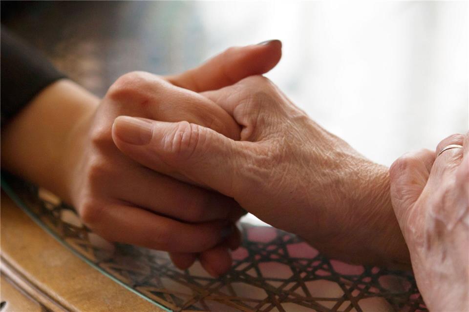 Weil man seine Angehörigen im Alter gut versorgt wissen will, ist es gut, wenn Pflege kein Tabuthema ist.picture alliance / dpa Themendienst