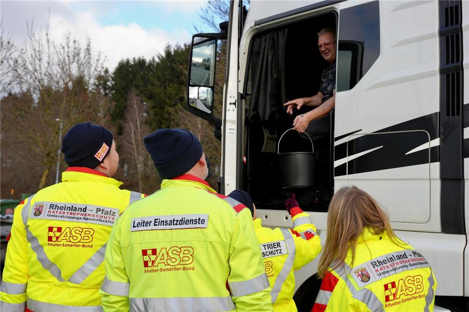 Weil noch viele Geschenke übrig waren, ging es weiter zu anderen Rastplätzen. Kevin Schößler/dpa