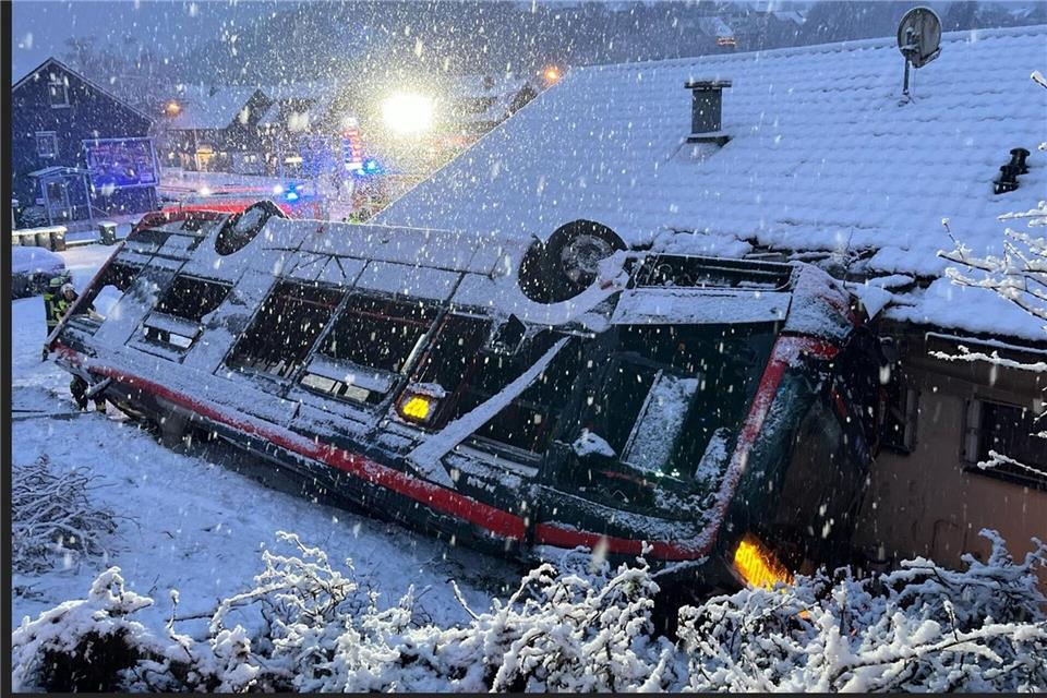 Weil sich der Bus mit dem Dach verkeilt hat, ist es für die Rettungskräfte aufwendig, ihn zu bergen.Polizei Oberbergischer Kreis/dpa