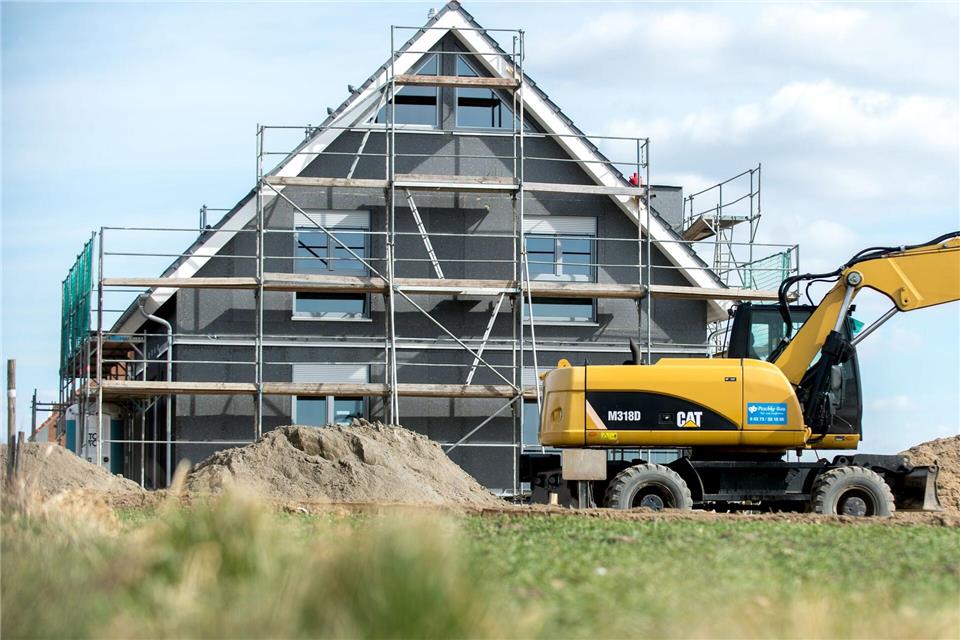 Weil sich die Preise in den letzten Jahren deutlich erhöht haben, werden immer weniger Häuser gebaut. (Archivbild)picture alliance/dpa