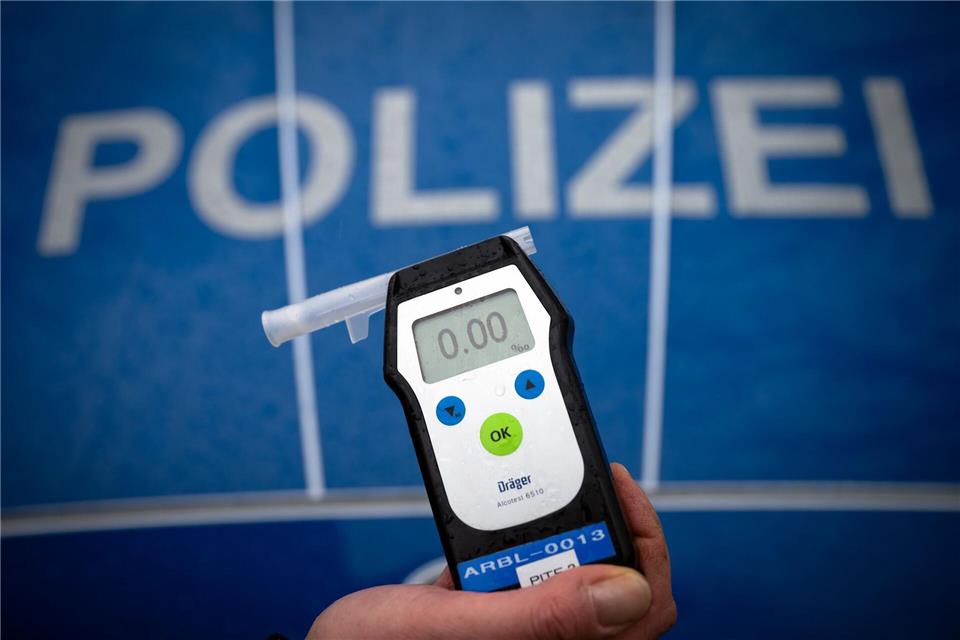 Weil sie Rat suchte, ist eine Frau in Schwaben mit dem Auto zur Polizei gefahren. Allerdings war sie nicht nüchtern, wie ein Test ergab. (Symbolbild)Soeren Stache/dpa
