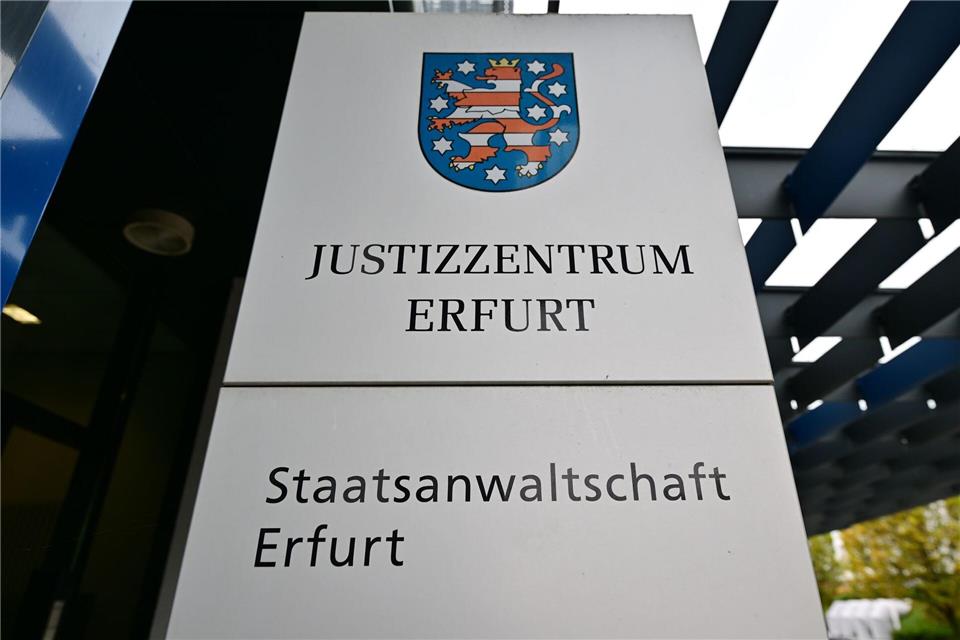 Weil sie eine Flüchtlingsunterkunft attackiert haben sollen, hat die Staatsanwaltschaft Erfurt drei Männer unter anderem wegen versuchten Mordes angeklagt, sowie drei weitere wegen Beihilfe zum versuchten Mord. (Archivbild)Martin Schutt/dpa