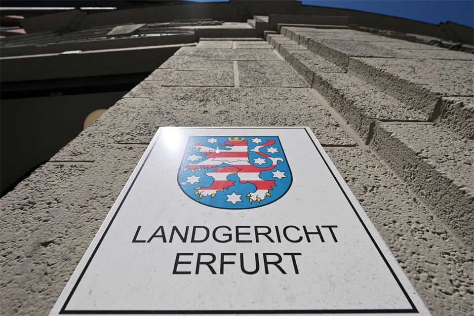 Weil sie laut Anklage bandenmäßig mit Drogen gehandelt haben soll, müssen sich zwei Männer vor dem Landgericht Erfurt derzeit verantworten. (Archivbild) Martin Schutt/dpa