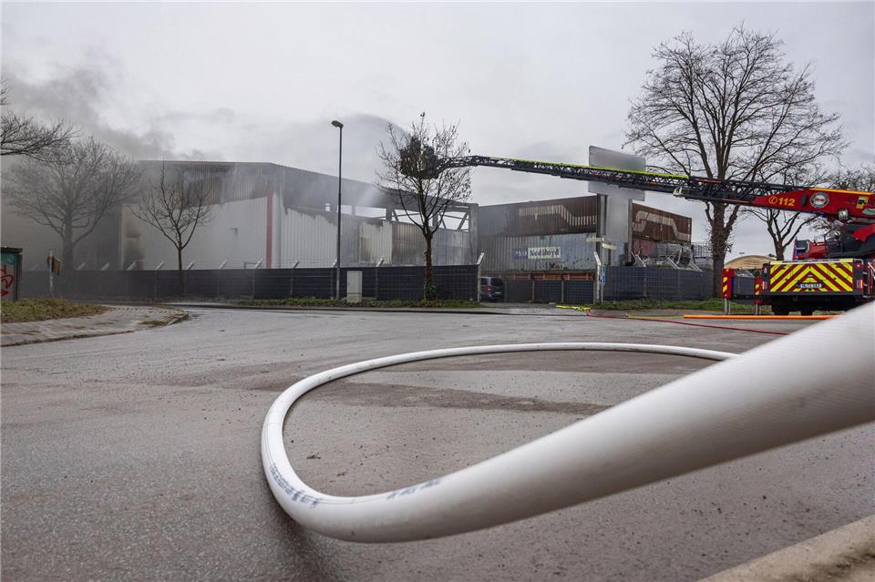 Weil so ein großer Brand viel Wasser braucht, mussten lange Leitungen zu den nahegelegenen offenen Gewässern gelegt werden.Ulrich Perrey/dpa