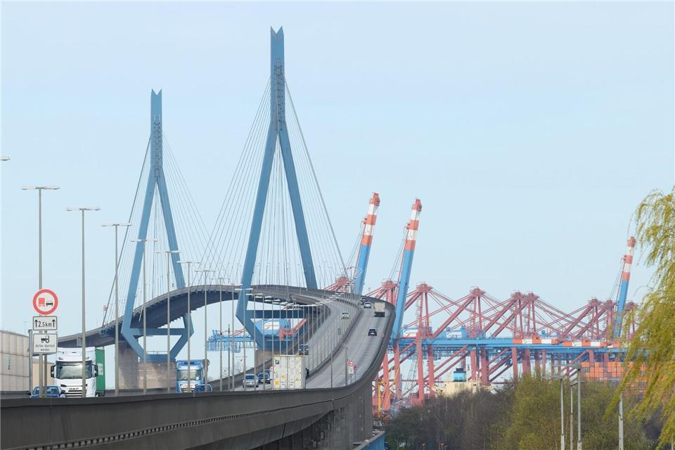 Weil unterhalb der A7 an der Straße gearbeitet wird, ist die Köhlbrandbrücke wieder für ein Wochenende gesperrt. (Archivbild)Georg Wendt/dpa