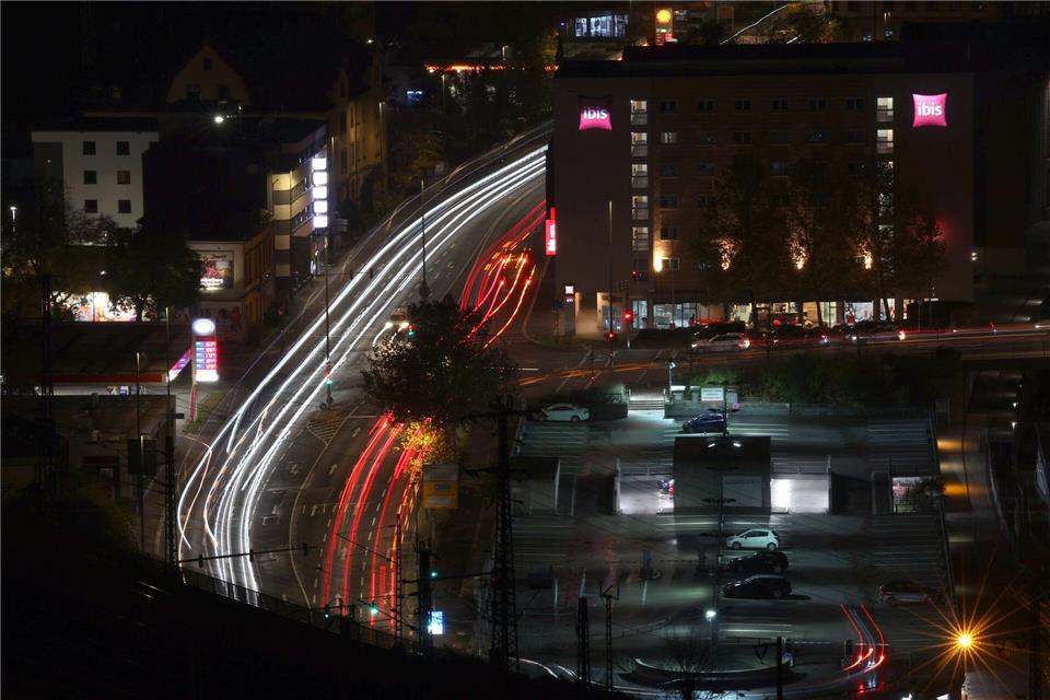 Weil viele Straßen glatt sind, fahren in Würzburg zunächst keine Busse. (Archivbild)Karl-Josef Hildenbrand/dpa