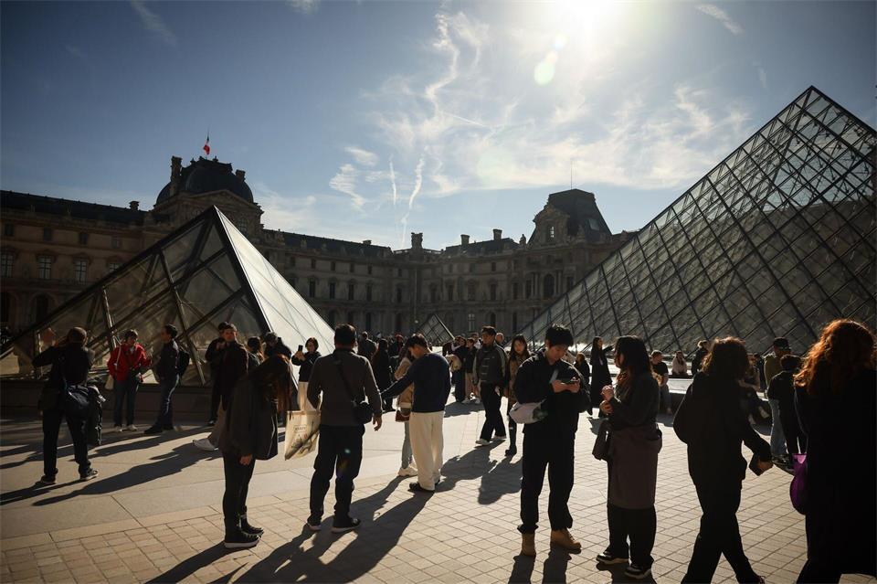 Weil zwei Deutsche kurzerhand eigene Bilder im Louvre aufgehängt haben, hat das Museum sie an die Polizei ausgehändigt. (Archivbild)Thomas Padilla/AP/dpa