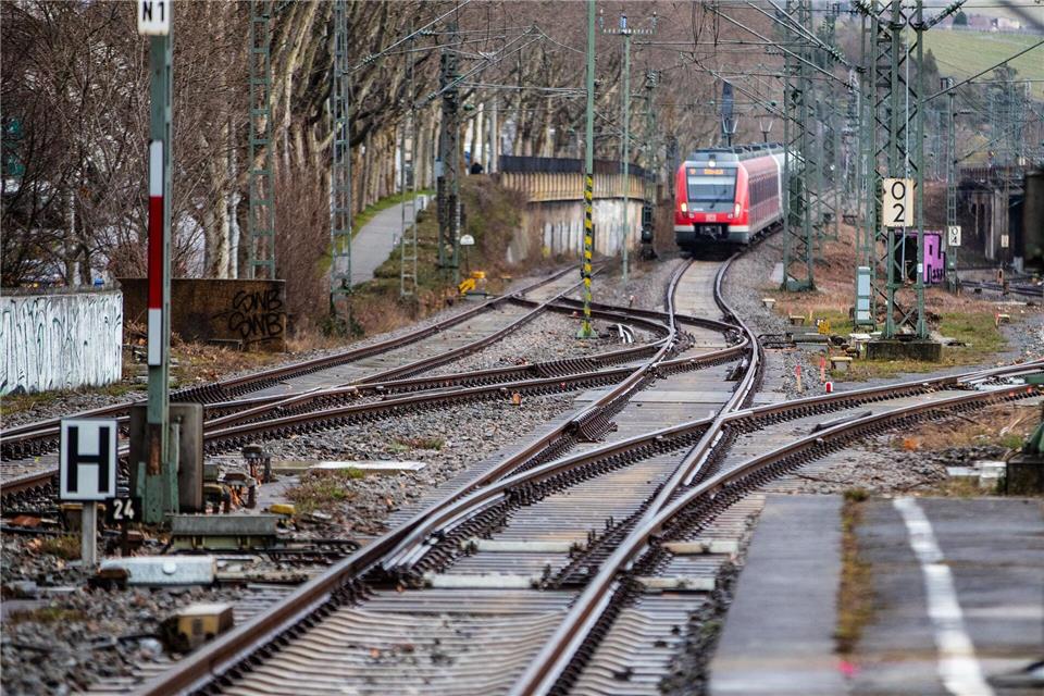 Weil zwischen Bad Cannstatt und Fellbach gebaut wird, müssen sich Fahrgäste im Dezember wieder auf Ausfälle, Ersatzbusse und Verspätungen einstellen. (Archivbild)Christoph Schmidt/dpa