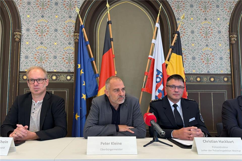 Weimars Oberbürgermeister Peter Kleine (parteilos, Mitte) hofft auf mehr Ruhe in der Stadt. David Hutzler/dpa