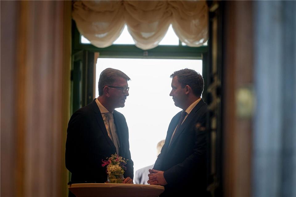 Klausur: Minister in Klinik und Abreise wegen Todesfalls Weimer zum Auftakt der Klausur im Gespräch mit Finanzminister Lars Klingbeil. Kay Nietfeld/dpa