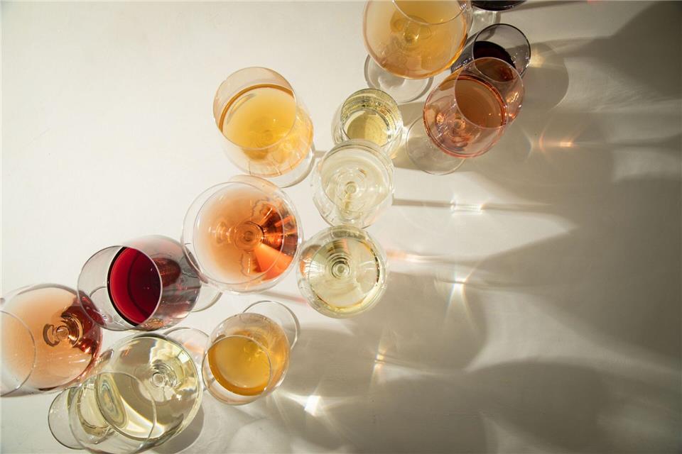 Wein ist eine Welt für sich: Wer mit Kennern am Tisch sitzt, darf getrost die Scheu vor dem Nachfragen ablegen. Christin Klose/dpa-tmn