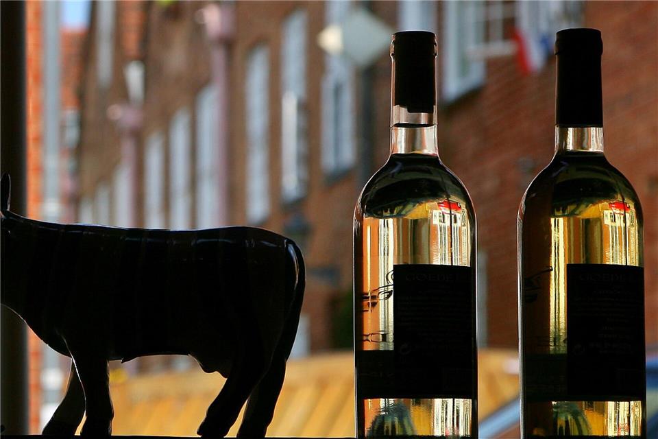 Weinflaschen als Deko im Fenster sehen vielleicht als Zierde gut aus - für den Wein sind Licht, UV-Strahlen und Temperaturschwankungen allerdings Geschmacks-„Gift“.Arno Burgi/dpa-Zentralbild/dpa-tmn