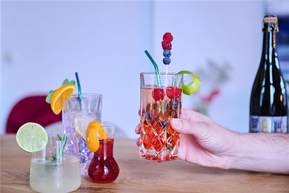 Weinhaltige Mixgetränke und alkoholfreie Weine sind bei vielen jungen Menschen beliebt. (Symbolbild) Annette Riedl/dpa