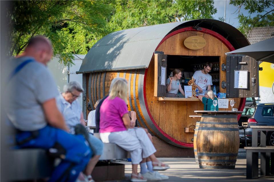 Weinprobierstände wie etwa das „Fässchen“ in Walluf sind im Rheingau wichtig für die Vermarktung regionaler Weine. Andreas Arnold/dpa