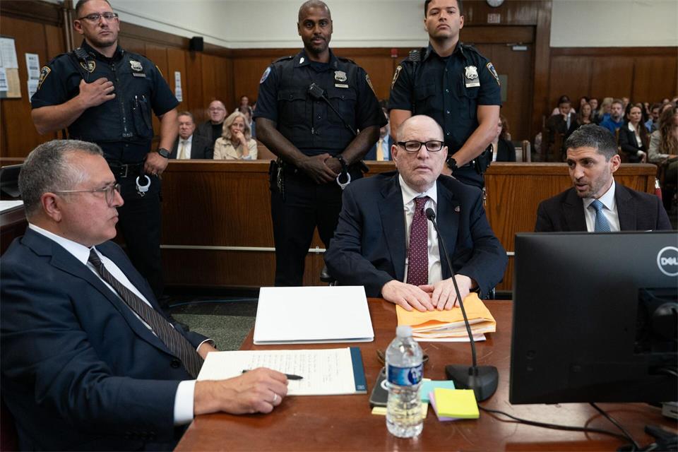 Weinstein kam zur Verkündung des Strafmaßes. Barry Williams/The Daily News Pool/dpa