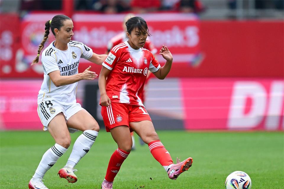 Weiß gegen Rot: Sara Däbritz (l) gastiert mit Real Madrid bei den Münchnerinnen um Momoko Tanikawa. (Archivbild)Sven Hoppe/dpa