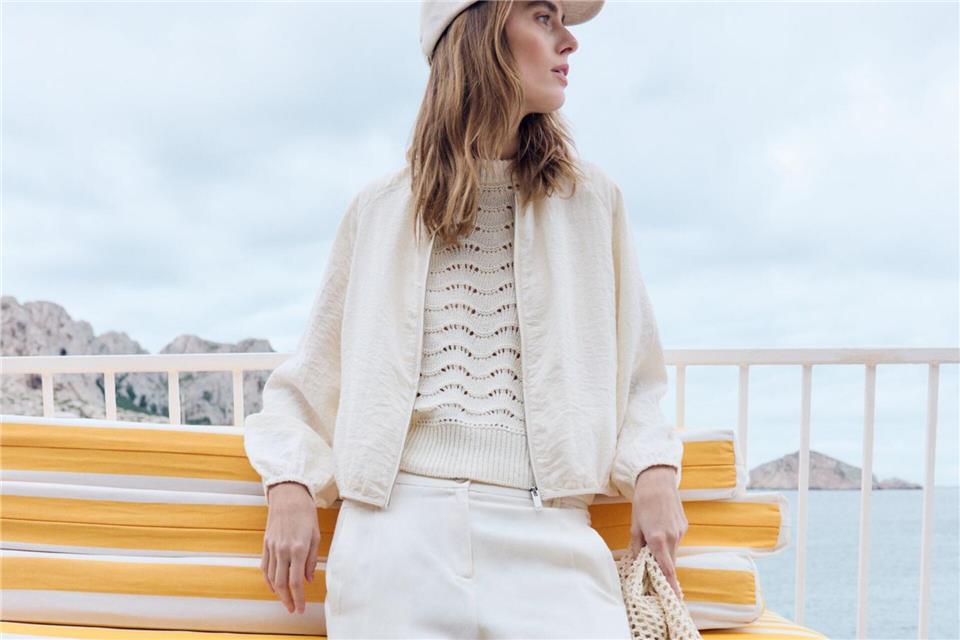 Weiß ist nicht gleich Weiß: Outfits in der Trendfarbe „Cloud Dancer“ sind jetzt angesagt. Hier ein Beispiel von Opus (Strick-Shirt ca. 80 Euro, Blazer ca. 80 Euro, Cap ca. 26 Euro, Tasche ca. 46 Euro, Hose ca. 80 Euro).Opus/dpa-tmn