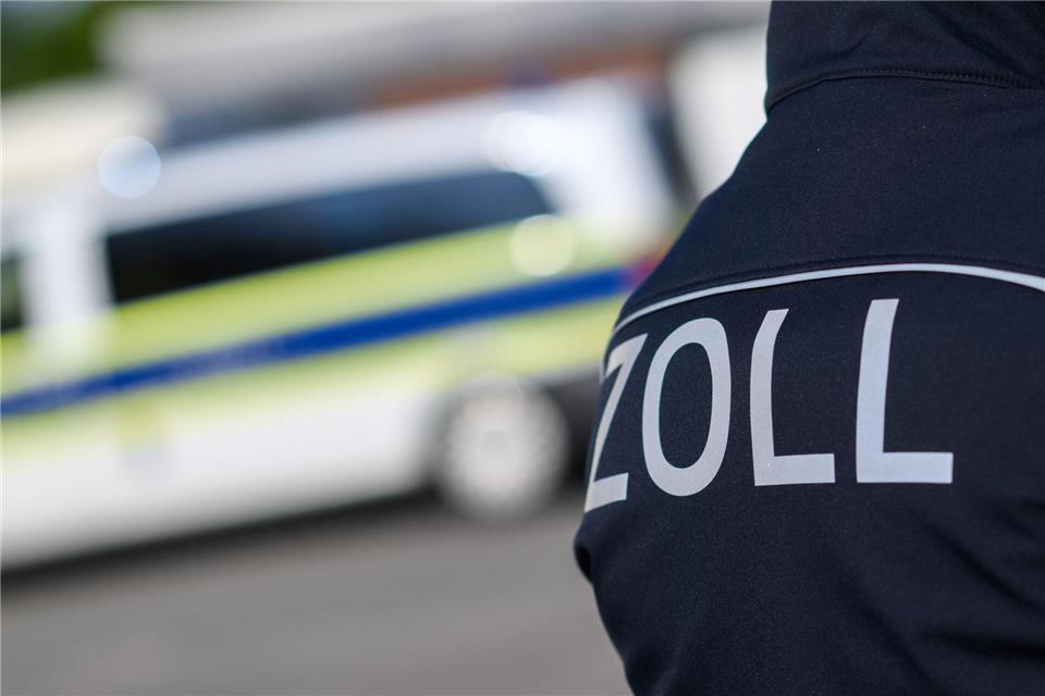 Weiße Farbspuren am Boden wurden einem flüchtenden Schwarzarbeiter in der Oberpfalz zum Verhängnis. (Symbolbild)Julian Stratenschulte/dpa