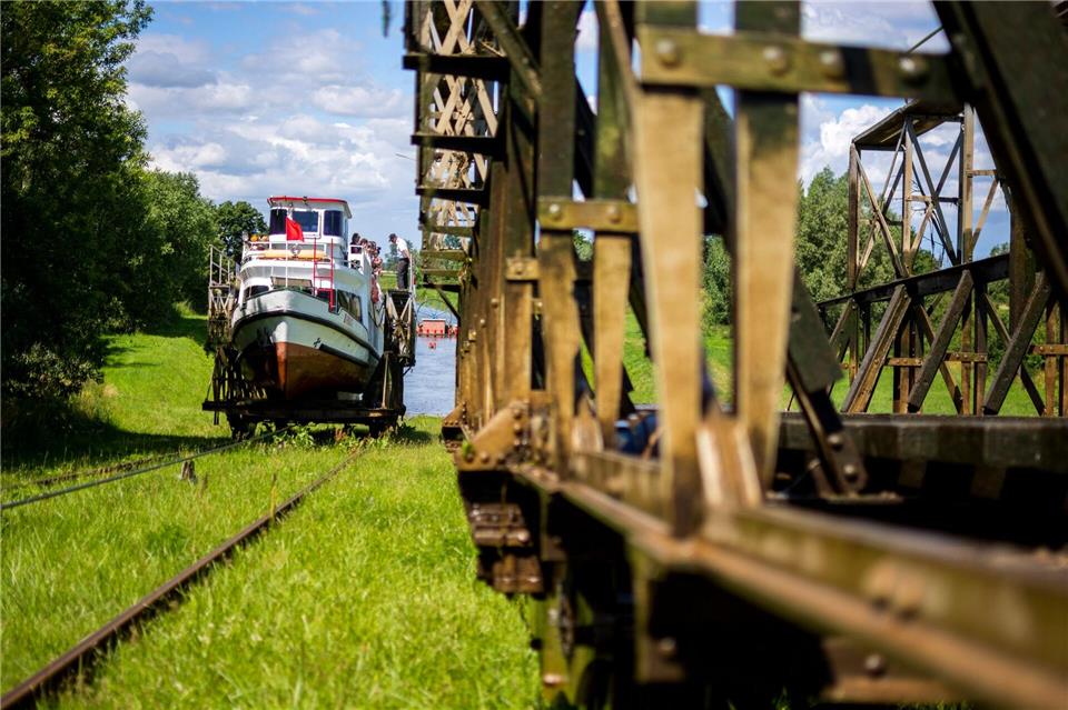 Weiße Flotte auf Schienen: Am Oberlandkanal werden Schiffe in einem Wagen den Hang hinaufgezogen – angetrieben von Wasserkraft.Żegluga Ostródzko-Elbląska/polen.travel/dpa-tmn