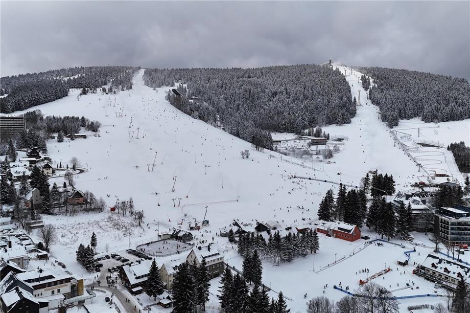 Weiße Skipisten am Fichtelberg lockten am Wochenende etliche Wintersportler an. Sebastian Willnow/dpa