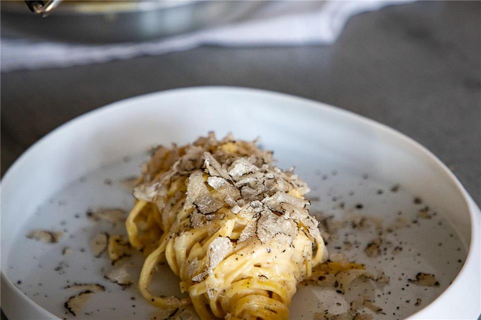 Luxus auf dem Teller: Tipps für den Genuss von Trüffeln Weiße Trüffel haben etwas Betörendes. Sie werden idealerweise roh über Pasta oder andere Gerichte geraspelt.BOS FOOD/dpa-tmn