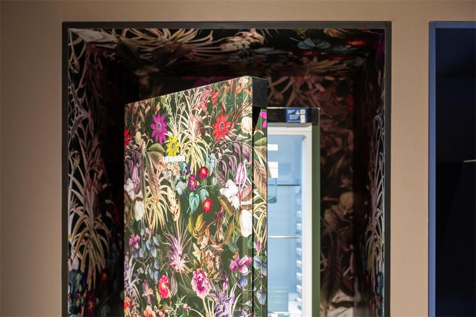 Weiße Ware war gestern: Liebherr setzt auf konfigurierbare Designs – etwa mit bunten Blumen wie bei „Madeira“.Nico Tapia/dpa-tmn