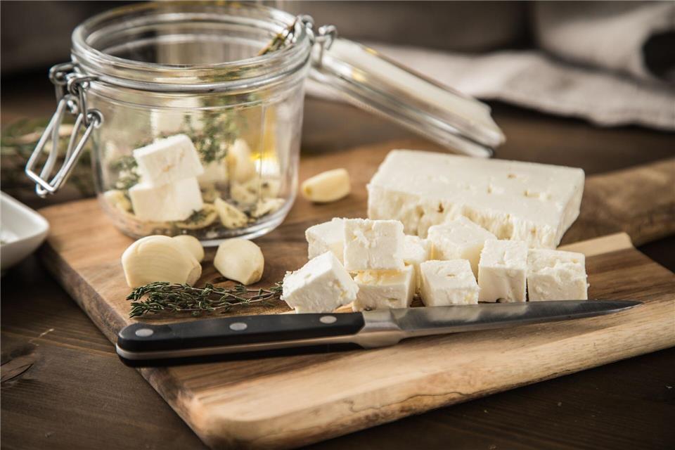 Weißer Käse in Salzlake ist nicht automatisch Feta. Fehlt der Hinweis auf Schafs-/Ziegenmilch, steckt meist Kuhmilch drin – dann ist es kein echter griechischer Feta.picture alliance / dpa-tmn