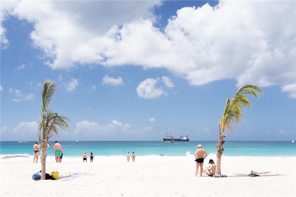 Weißer Sand, türkises Meer: Auf der Karibikinsel Barbados zeigt das Thermometer zu Ostern verlässlich um die 30 Grad.Philipp Laage/dpa-tmn