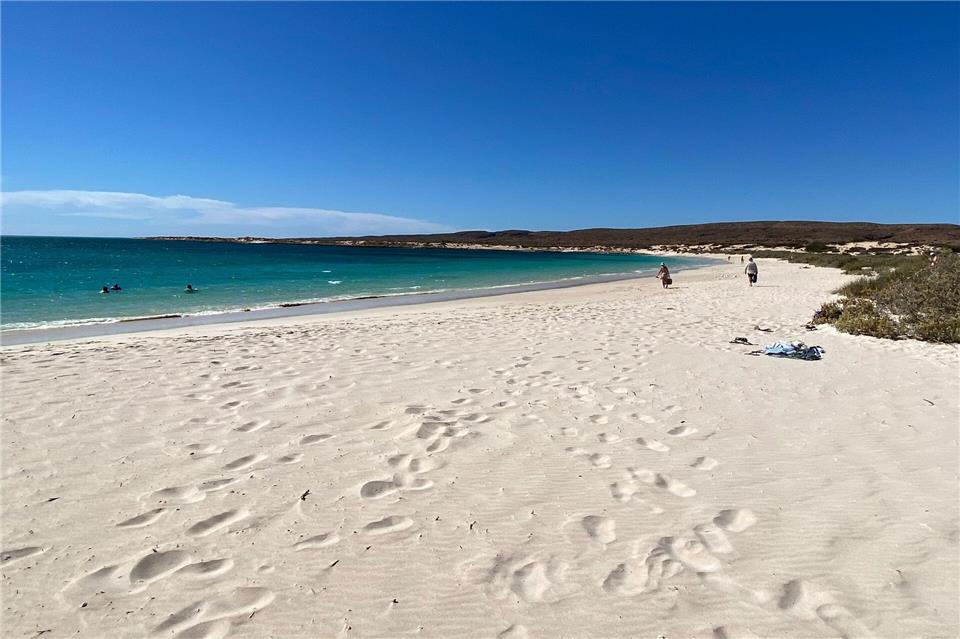 Weißer Sand, türkisfarbenes Meer: An der Ningaloo Coast reiht sich ein Traumstrand an den nächsten.Stefan Weißenborn/dpa-tmn