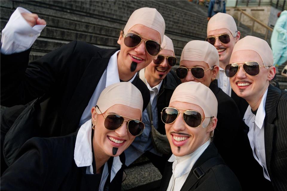 Weißes Hemd, schwarze Krawatte, Sonnenbrille und Latex-Kappe - der Dresscode der Pitbull-Fans. (Archivbild) Henning Kaiser/dpa