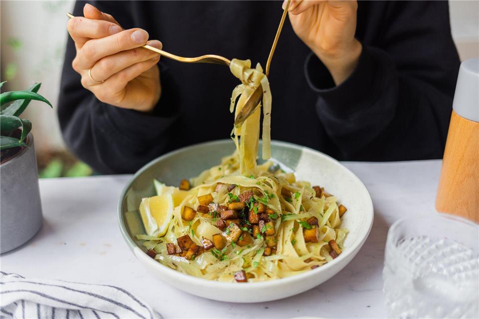 Weißkohl lässt sich auch wunderbar mit Pasta kombinieren. Lecker dazu sind gebratener Räuchertofu in Würfeln und etwas Zitronensaft. Zucker&Jagdwurst/zuckerjagdwurst.com/dpa-tmn