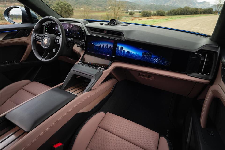 Weite Landschaften: Nein, wir meinen nicht den Blick aus dem Fenster, sondern jenen auf die riesigen Bildschirmflächen im Innenraum.Porsche AG/dpa-tmn