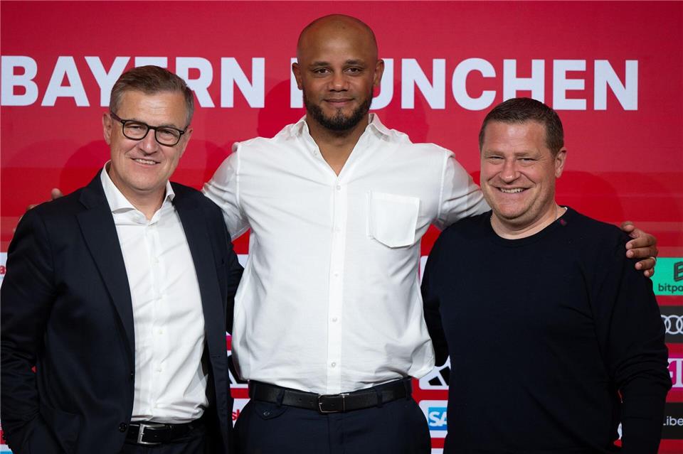 „Der Boss bleibt“: Neuer Kompany-Vertrag vor Belgien-Duell Weiter ein Team: Vorstandschef Jan-Christian Dreesen (l), Trainer Vincent Kompany (M) und Sportvorstand Max Eberl. (Archivbild)Sven Hoppe/dpa