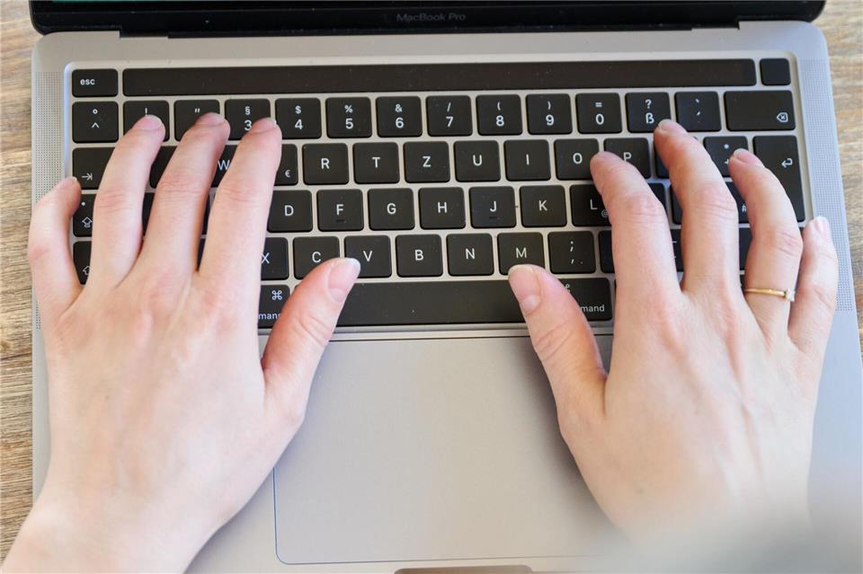 Weiterbildung auf allen Ebenen ist einer Studie zufolge ein Schlüssel für eine erfolgreiche Transformation in Unternehmen. (Symbolbild)Annette Riedl/dpa