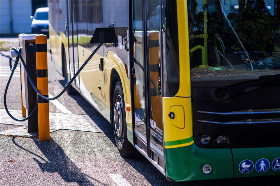 Weitere Elektrobusse für Thüringen (Illustration). Jens Büttner/dpa