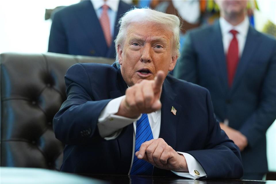 Weitere Kriegsschiffe seien unterwegs in Richtung Iran, sagt US-Präsident Donald Trump.Evan Vucci/AP/dpa