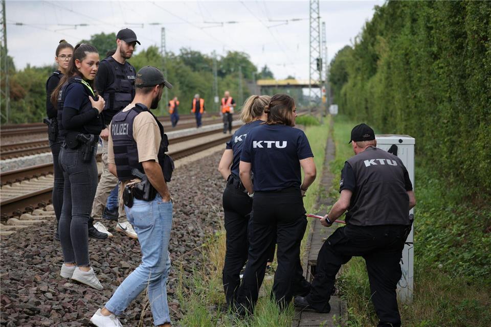 Weiterer Brandanschlag : Mitarbeiter von Spurensicherung und KTU untersuchen die Schäden an der Bahnstrecke bei Düsseldorf Christoph Reichwein/dpa