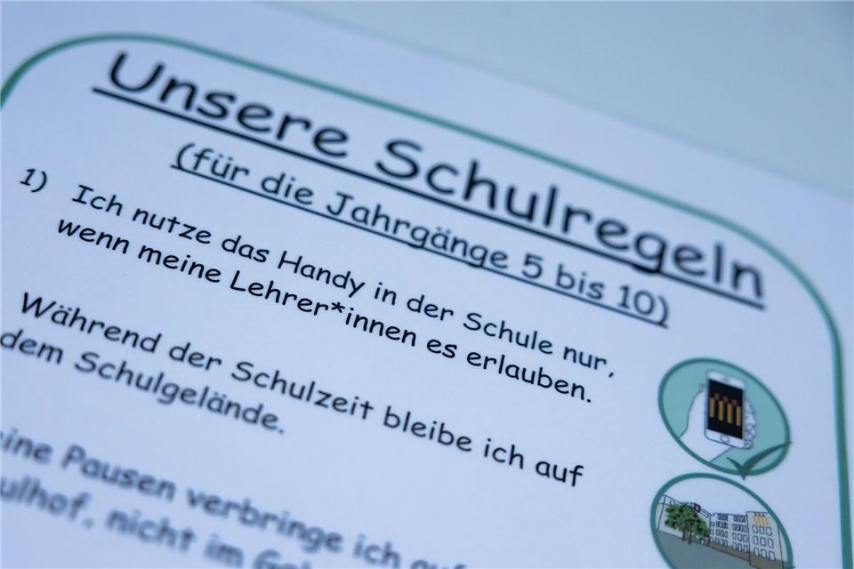 Weiterführende Schulen sollen ihren Schülern alltagstaugliche Leitplanken für die Nutzung von Smartphones geben. (Symbolbild)Rolf Vennenbernd/dpa